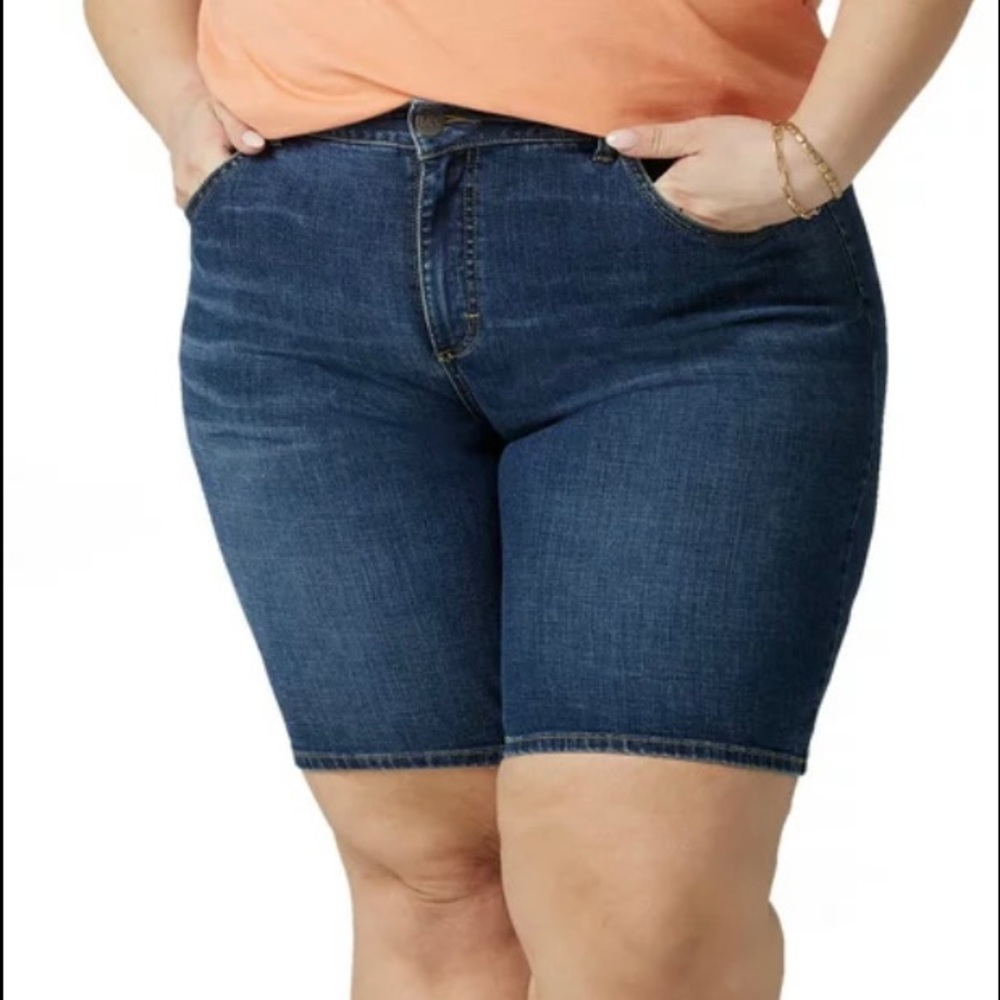 Lee Women's Plus Size Regular Fit Bermuda Short size 22w